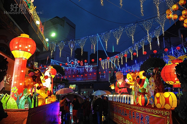 樹林燈會在鎮南宮現場展出有10餘座大型主題花燈。(圖/記者黃村杉攝)