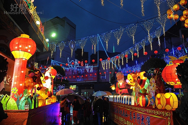 樹林燈會在鎮南宮現場展出有10餘座大型主題花燈。（圖／記者黃村杉攝）