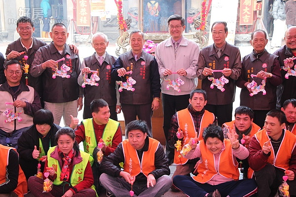 嘉市府和城隍廟共濟弱勢 贈馬提燈享年味