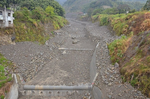 信義鄉同富村頭坑野溪整治之情形。