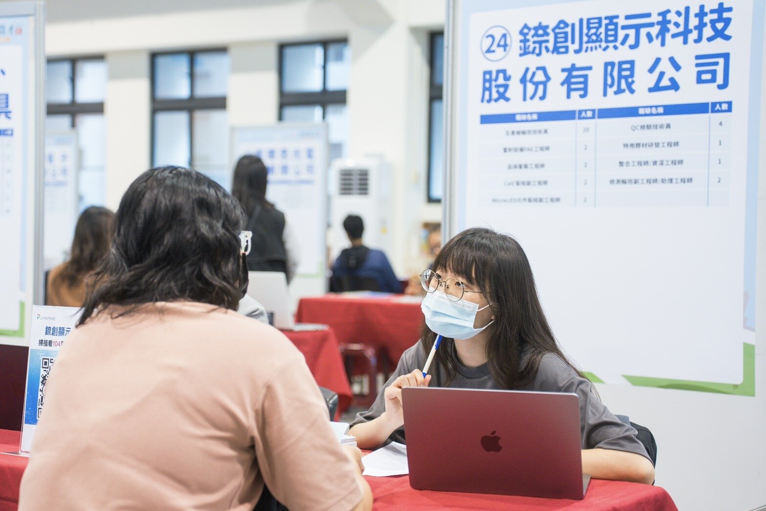 9場徵才活動邀請236家優質廠商提供超過1萬個工作職缺,部分職缺開出月薪10萬元招攬人才。圖:桃竹苗分署提供