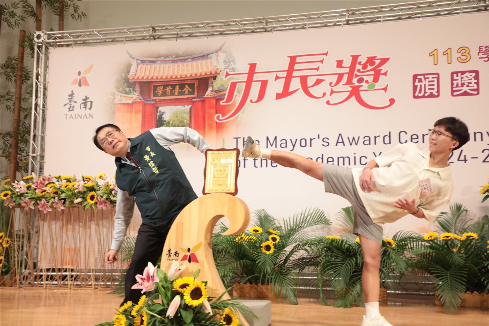 這一腿若被踢到,一定很痛,市長的表情演很大。記者鄭惠仁/攝影