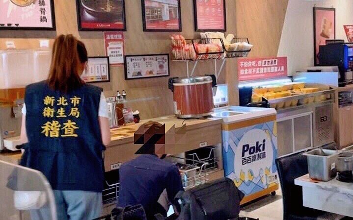 新北衛生局今赴連鎖火鍋店稽查。記者劉懿萱/攝影