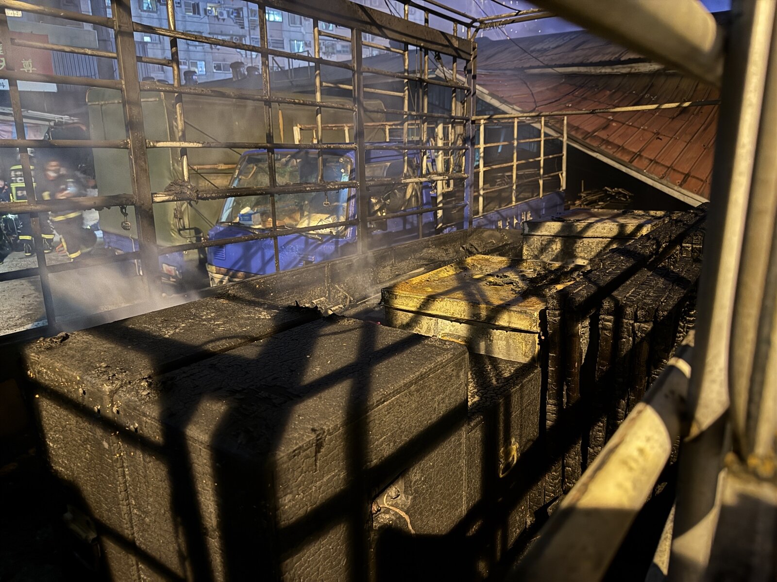 台中市一間布袋戲偶廠房今晚8時許起火,數千具布袋戲偶付之一炬。記者陳宏睿/攝影