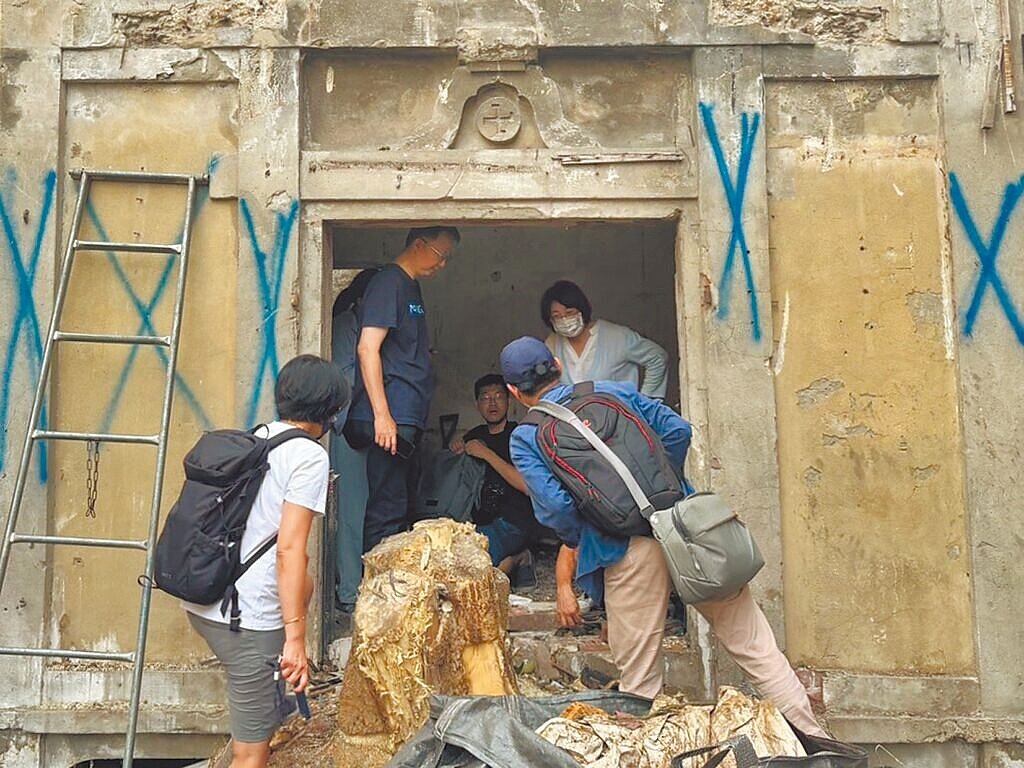 台中市中區自由路二段70巷內1處鐵皮屋拆除後驚見1棟古老建築，台中市文化資產處22日到場現勘，初步研判是日據時期建物，詳情待進一步調查考證。（文化局提供／潘虹恩台中傳真）