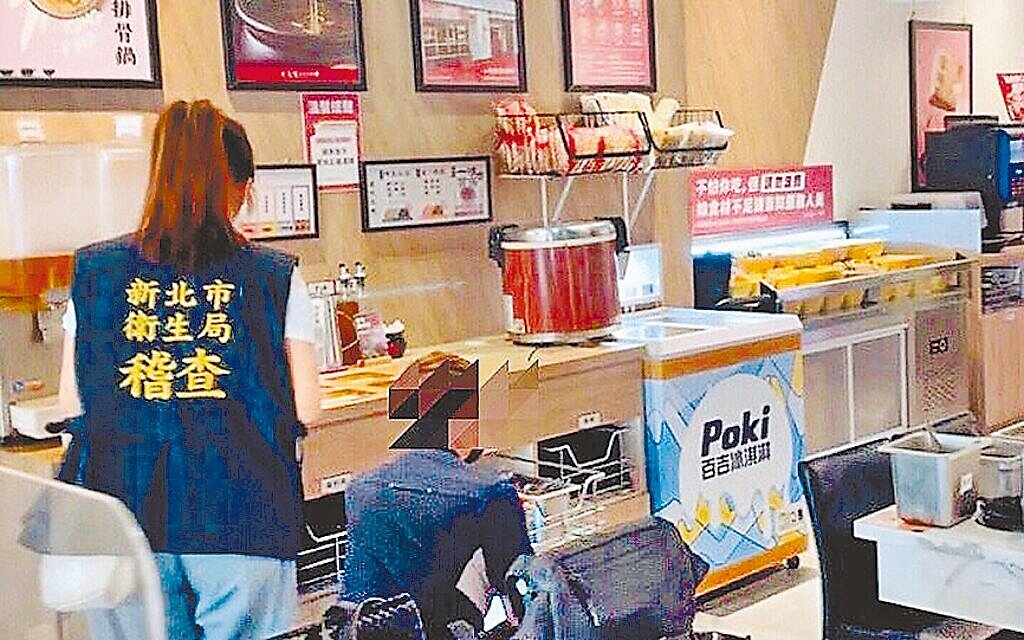 網友在網路抱怨，日前到新北市中和區某知名火鍋店吃火鍋，卻在醬料辣椒醬裡面挖出半截蟑螂屍體。新北市衛生局表示，經查核沒發現有病媒出沒，但針對店家衛生環境發現有缺失，已命業者限期改善。圖／新北市衛生局提供
