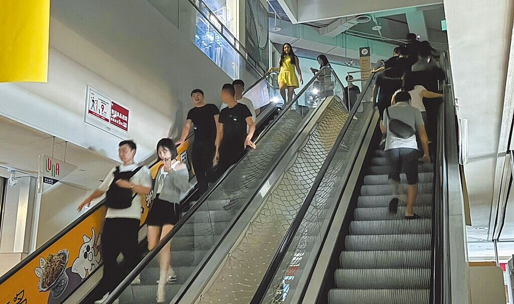 宜蘭市神農商圈及新月廣場22日下午1時43分突然大停電,賣場陷入一片黑暗,讓民眾相當錯愕。圖/民眾提供