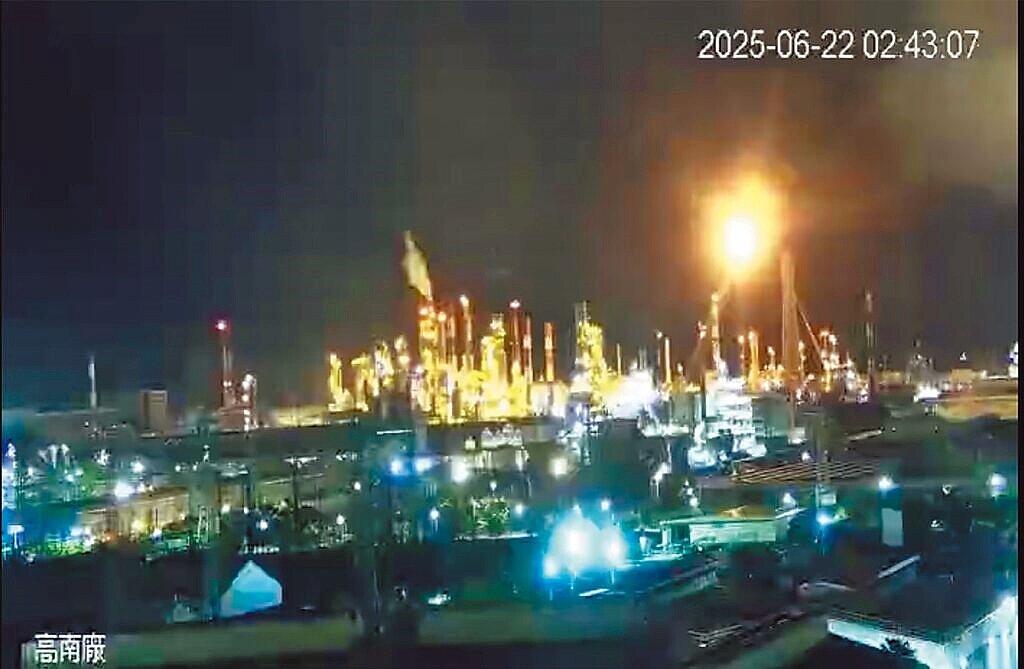 有網友22日在臉書社群「林園五四三」發文指稱，在桂林住家看到中油大林廠上空宛如點起「聖火杯」（右上方火光處），懷疑是大林廠燃燒塔又出狀況。圖／高市環保局提供
