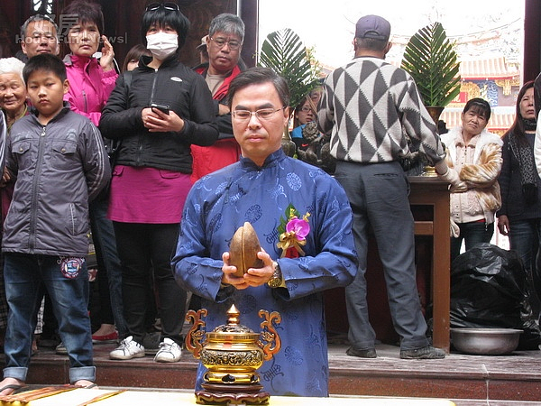 台江國家公園呂登元處長擔任夏籤跋杯司禮官。〔圖／鹿耳門天后宮提供〕