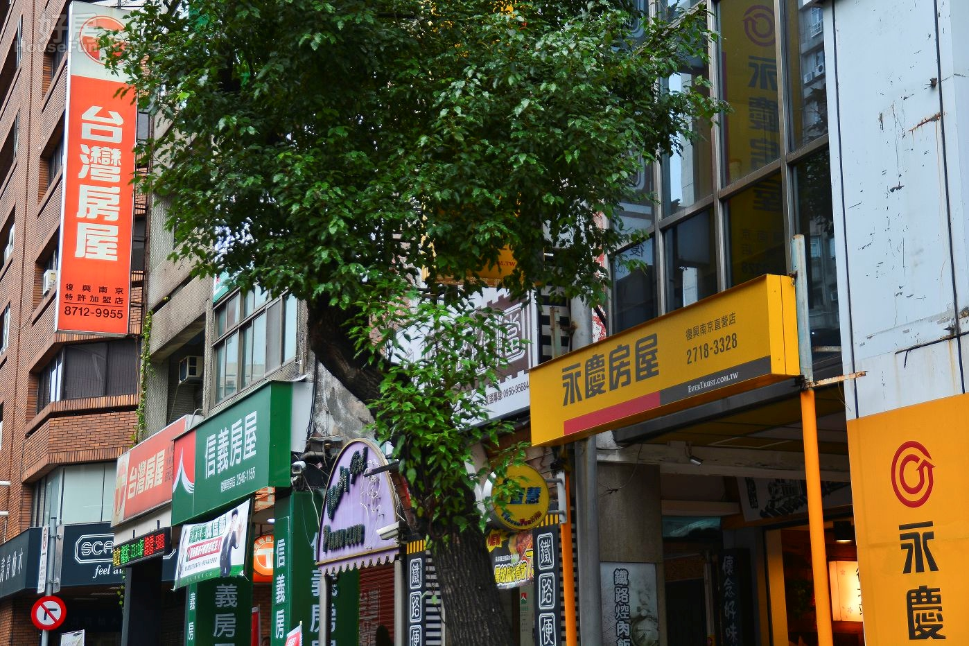 房仲店面,右起永慶房屋、信義房屋、台灣房屋。(好房News記者 陳韋帆/攝影)