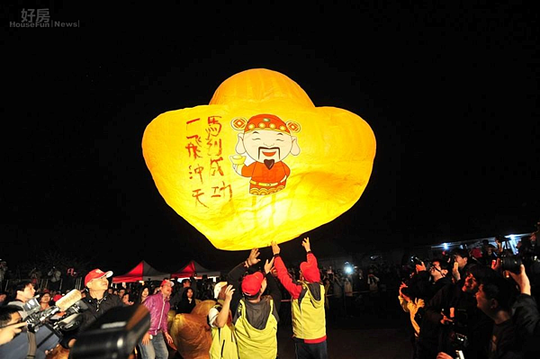 迎財神,平溪首度施放元寶天燈(圖/新北旅客)