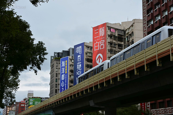 復興北路段捷運沿線掛有大量建案廣告帆布,建商藉由捷運沿線大打廣告增加曝光量。(好房News記者 陳韋帆/攝影)