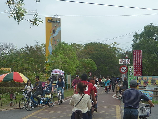 圖說:東豐綠色走廊沿線充滿田園風光景色,春節假期騎自行車遊客如織。(記者黃玉鼎攝)