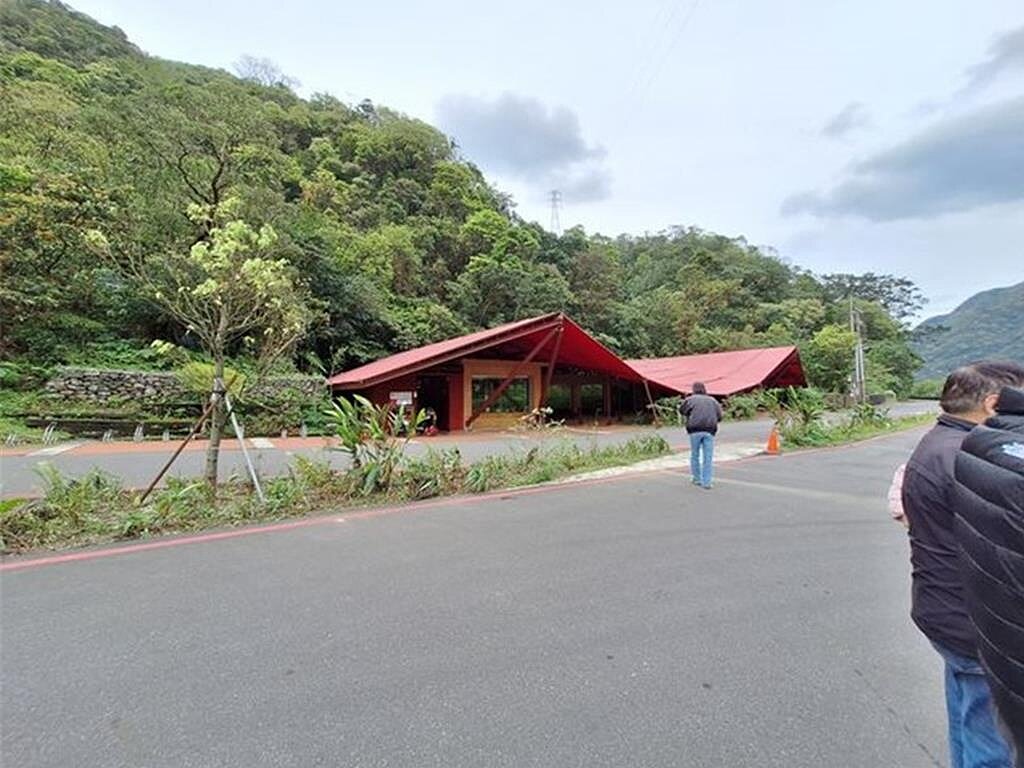 蕭姓男子生前經營酒店獲利,買下猴硐火車站旁逾8萬坪山坡地。蕭男死亡後,子女在他積欠債務拋棄繼承,500多萬元遺產稅無人處理,行政執行署宜蘭分署將拍賣蕭男名下土地,底價合計1億5150萬元。圖/宜蘭分署提供