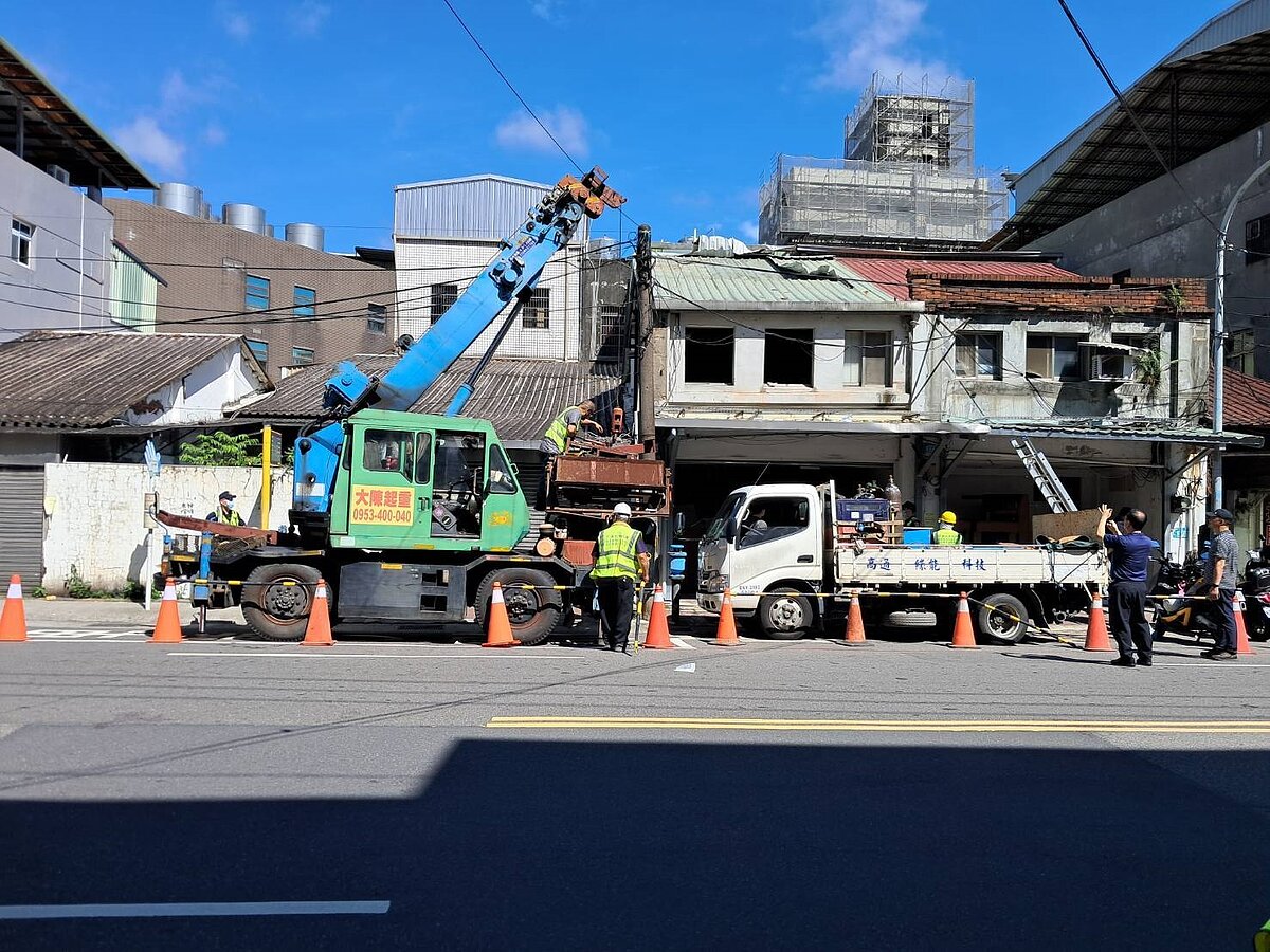 新北市土城區某違建養生館,多次為警查獲經營色情,土城警分局利用第三方警政,日前聯手工務局、拆除大隊進場強制拆除。記者蔣永佑/翻攝