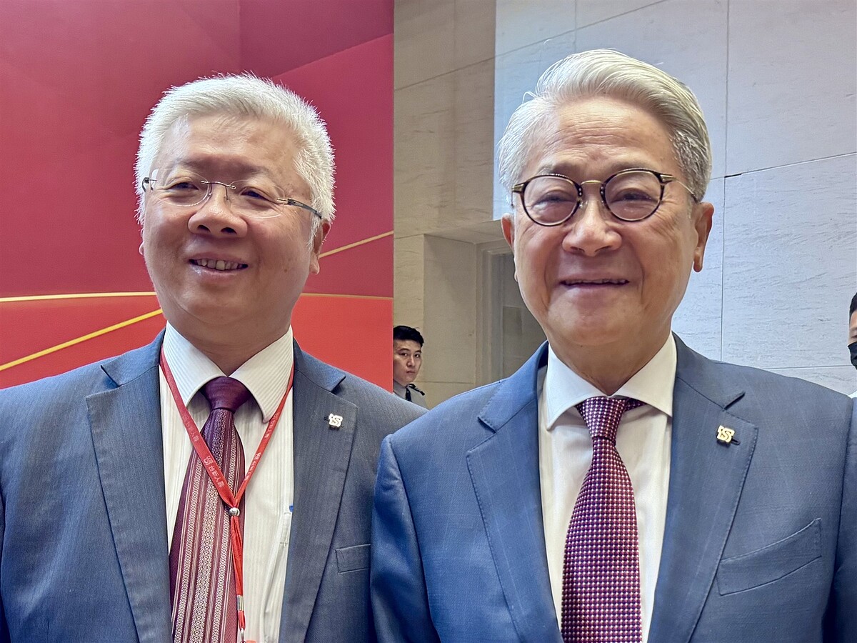 台新金融控股公司上午舉行股東常會,董事長吳東亮(右),總經理林維俊(左)出席股東常會報告營業狀況。林維俊說明台新金合併新光金的進程。圖/記者黃義書攝影