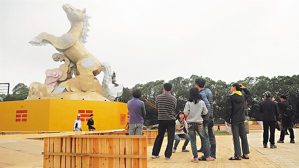 台灣燈會明日北燈區試點燈,主燈目前尚未安裝完畢,但已吸引不少人潮搶看。 記者張念慈/攝影