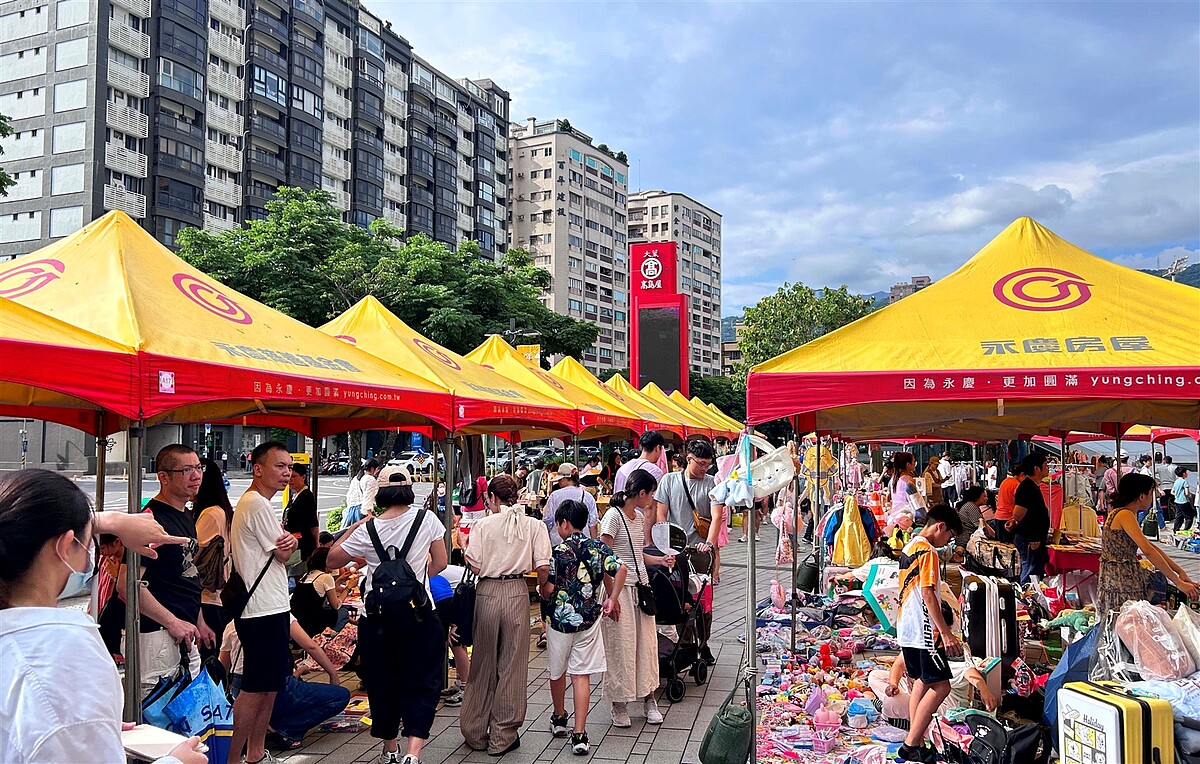 永慶房屋參與「親子永續市集」,贊助48頂帳篷,推廣環保生活理念。