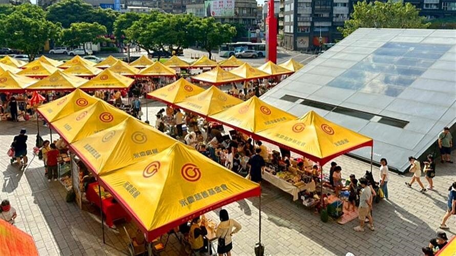 許多家長鼓勵小朋友將家中不要二手物品拿出來拍賣,在攤位上學習交易技巧,建立自信心。