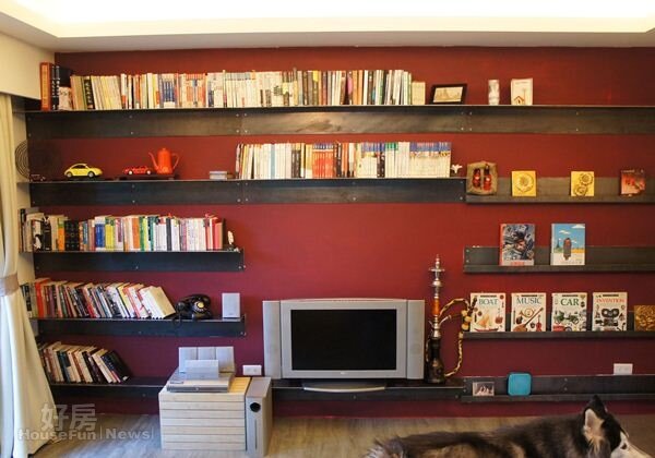 
5.客廳電視牆大膽漆上酒紅色、搭配大量鐵板架，不但能當電視架、還可擺上書本與各種裝飾小物，用途相當多。