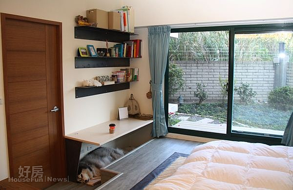 6.架高床鋪搭配落地窗讓人可直接走出室外,衛浴室旁的書桌也夠兩人使用,不過下方空間目前已被愛犬占據。