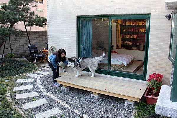 1.落地窗前的木板平台空間十分寬敞,三五好友坐在這裡泡茶聊天,光用想的就很愜意。