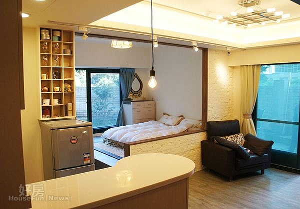 2.L型造型牆面搭配落地窗讓小坪數格局得到解放,一走進室內便立刻即感到空間的通透感。