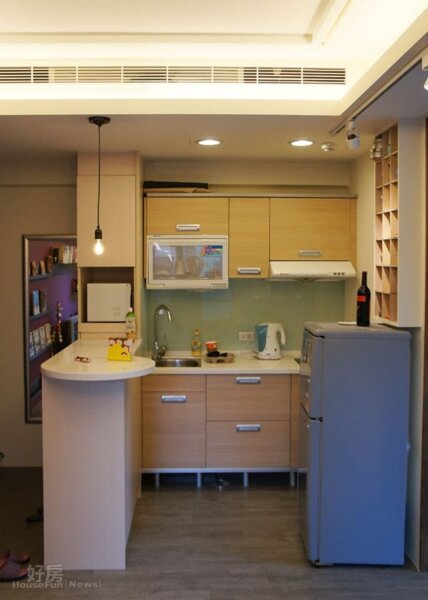
3.廚房小吧台亦可當成玄關檯使用，此外為符合Loft風調性，就連吧台上的吊燈也是特地挑選的。
