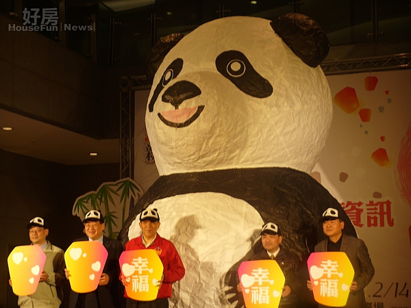 副市長侯友宜、觀光旅遊局局長陳國君等出席高15呎的大貓熊「圓仔天燈」搶先亮相宣傳記者會。(圖/記者黃村杉攝)