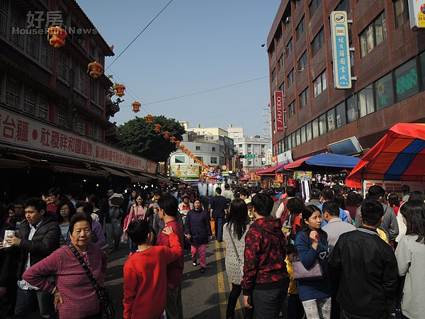 大甲鎮瀾宮周邊道路,在過年期間湧入了難以估計的觀光客,展現大甲觀光小城實力,區內再祈望主管單位研究把順天、蔣公等路規畫徒步區,以提升大甲觀光事業。〔記者陳榮昌/攝〕