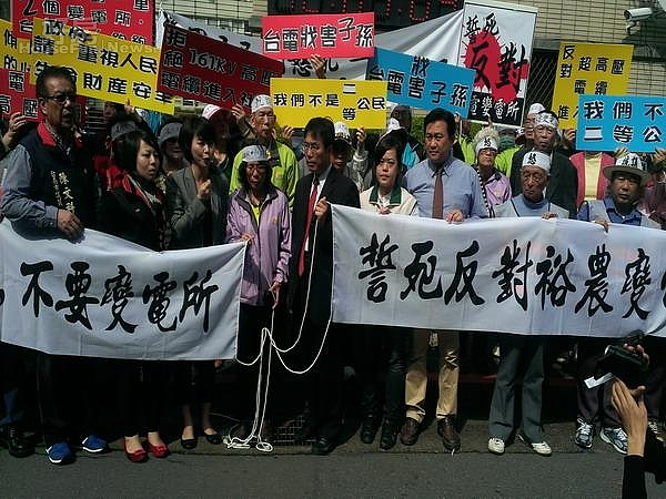 人口密集的東區後甲社區 民眾抗議台電亂設變電所