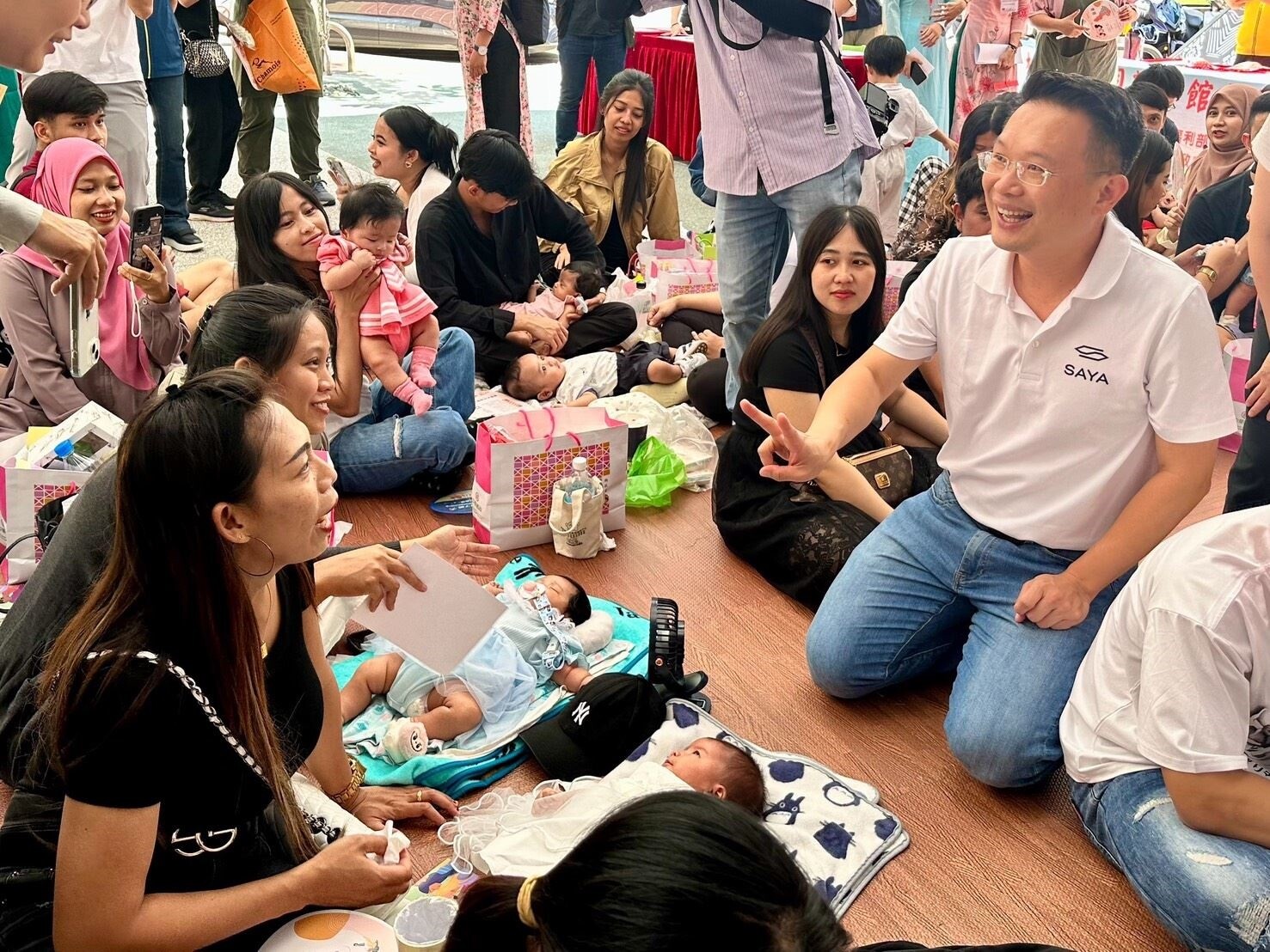 桃園市副市長蘇俊賓與現場新住民親子互動,並走訪各攤位實地體驗。圖:市府提供