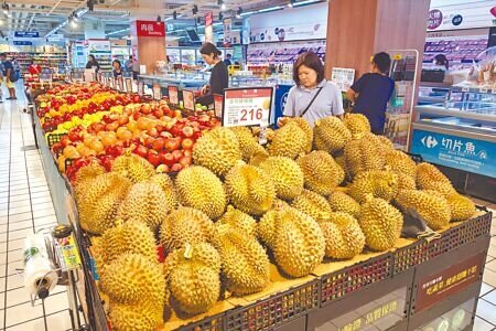 近來中東情勢變化,帶動國際原油與天然氣市場波動,並推升全球能源及大宗物資價格,行政院「穩定物價小組」,密切關注油價、民生物價變動。圖為台北市民眾23日採買日常物品。(陳君瑋攝)