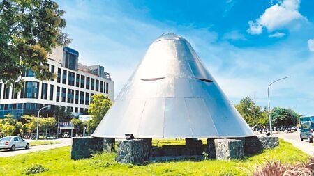 台東車站前廣場設置蘭嶼勇士銀盔造型裝置藝術,因採用金屬材質,在陽光照射下猶如「巨型反光鏡」。(蕭嘉蕙攝)