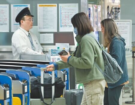 
台鐵公司第一線人員接連傳出受暴事件，逼得台鐵啟動護車專案提高見警率。圖為民眾進入台鐵月台準備搭車。（本報資料照片）
