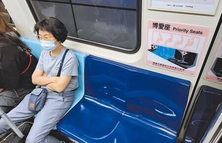 
中華民國老人福利推動聯盟指出，過往老人與博愛座幾乎畫上等號，因此即便身體健朗的長者也時常被讓座，其實長者也會感到相當尷尬。示意圖為台北捷運內設置的博愛座。（趙雙傑攝）
