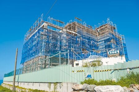 花蓮溪出海口附近有業者正在興建民宿,隨建物主體陸續完成相當醒目,引發民眾質疑業者以「假民宿、真飯店」違法開發。(羅亦攝)