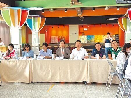 
林口特定都市計畫區內保護區禁限建逾50年阻礙地方發展，立委牛煦庭（左四）23日率立法院內政委員會到大埔國小考察聽在地心聲拚解套。（蔡依珍攝）
