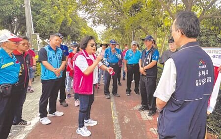 台中市大里區塗城里人口數近萬人,為增加地方親子休憩空間,市議員林碧秀(中)等爭取草湖溪高灘地增設滑步車練習場,23日舉辦施工前說明會。(潘虹恩攝)