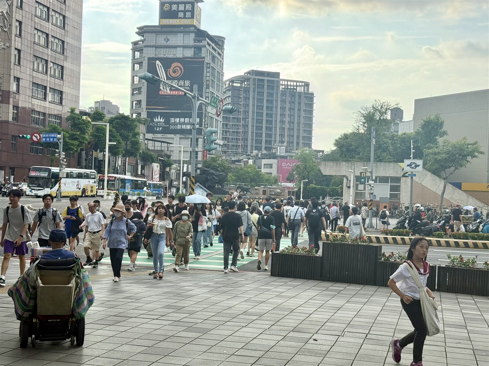 新北板橋府中捷運站2號出口鄰近府中商圈與縣民大道，是市民通勤、採購與轉乘的重要節點。記者張策／攝影 