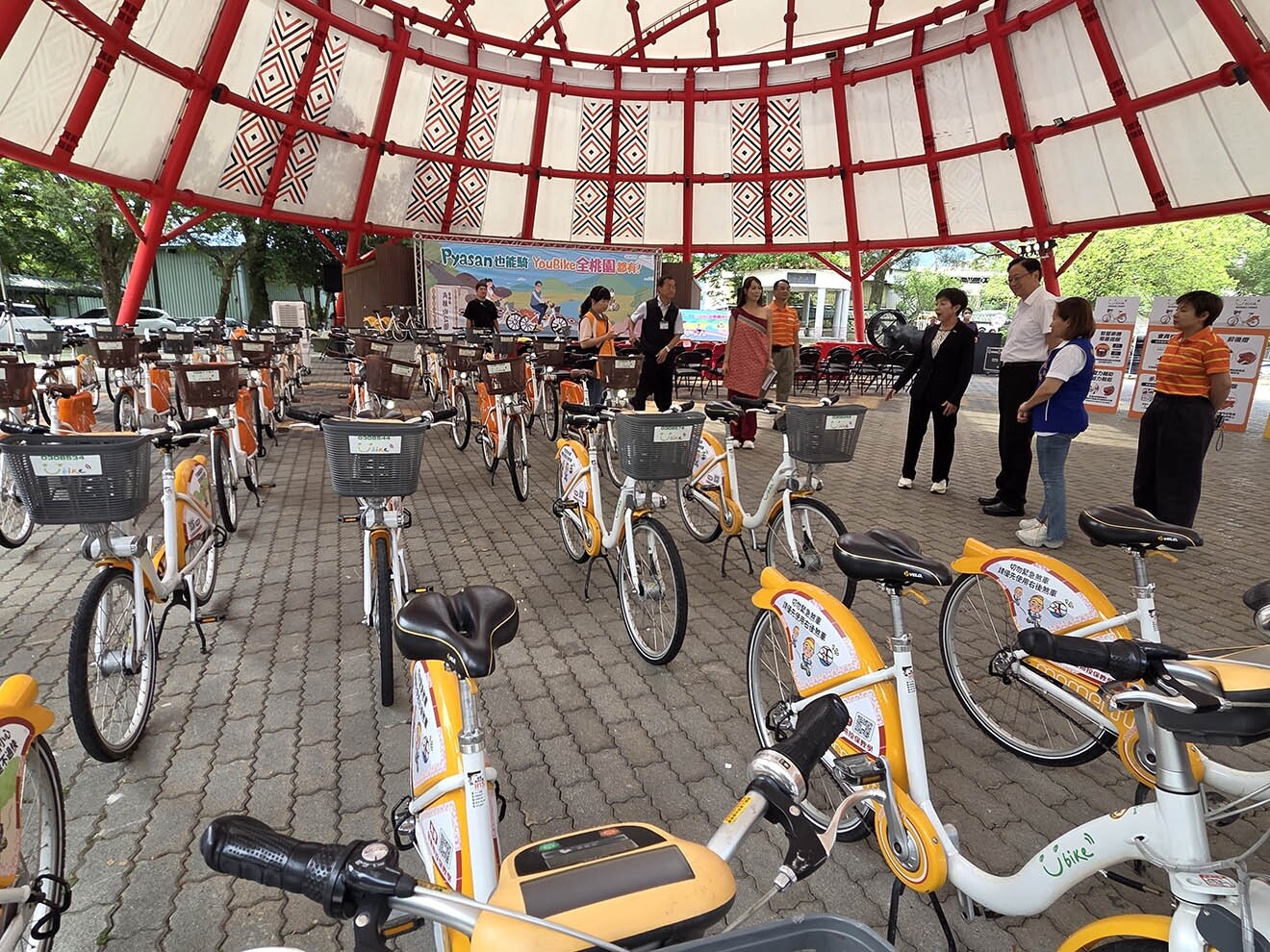 桃園市復興區角板山商圈新設3處YouBike站點啟用,市長張善政稱許車身融入泰雅文化色彩圖騰,具原民特色。記者曾增勳/攝影