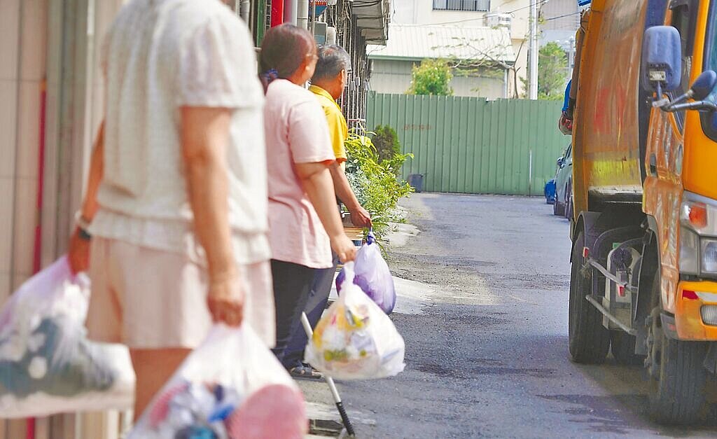 彰化縣民眾使用透明或半透明袋裝一般垃圾，可方便清潔隊員直接目視內容物，快速分辨袋內是否混雜回收物或危險物品。（員林市清潔隊提供／葉靜美彰化傳真）