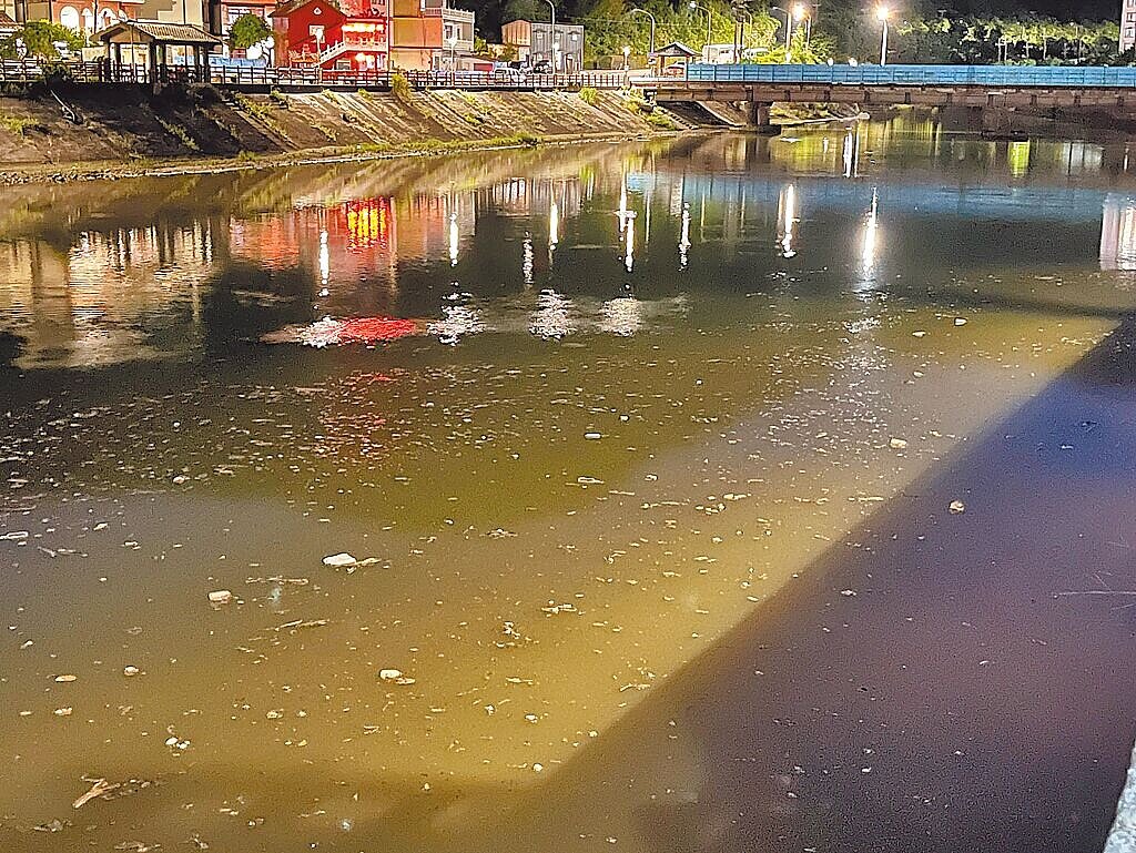 新北市萬里區瑪鋉溪溪面19日布滿漂流物,民眾質疑遭偷排廢水引發汙染。(新北市環保局提供/張鎧乙新北傳真)