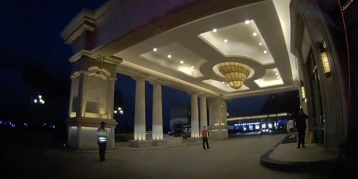 新北市某公司辦員工旅遊22日入住屏東墾丁五星級凱薩大飯店兩天一夜,一泊二食,23日退房, 之後抵達高雄義大飯店,出現嘔吐與發燒等症狀,疑食物中毒,屏縣衛生局接獲高市衛生局通報啟動疑似食品中毒調查,圖為救護車抵達義大飯店前情況。記者劉星君/翻攝