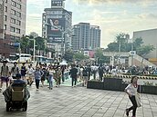 府中捷運站行穿線人多壅塞　8月底改善