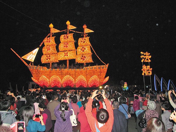 台灣燈會草屯燈區的法船花燈昨晚點燈。 記者紀文禮/攝影