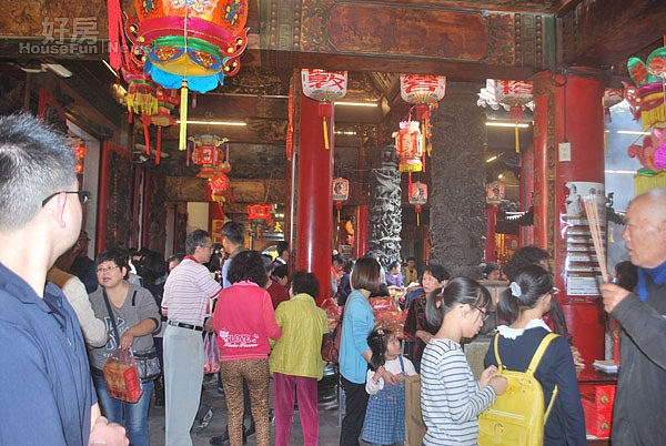 在小過年元宵節前幾天,每當華燈初上,三倆婦道人家湧入大甲鎮瀾宮鑽花燈,祈在民間流傳的習俗下生個小寶寶。