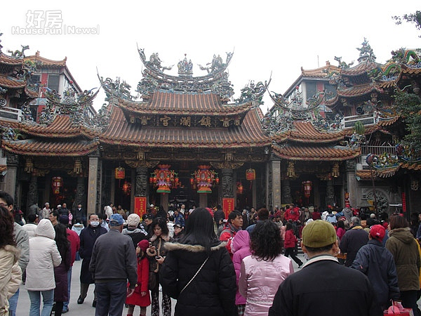 大甲鎮瀾宮媽祖神威顯赫,春節期間百萬遊客湧進拜拜,並參觀花燈,地方繁榮,商家收益豐。〔記者陳榮昌/攝〕