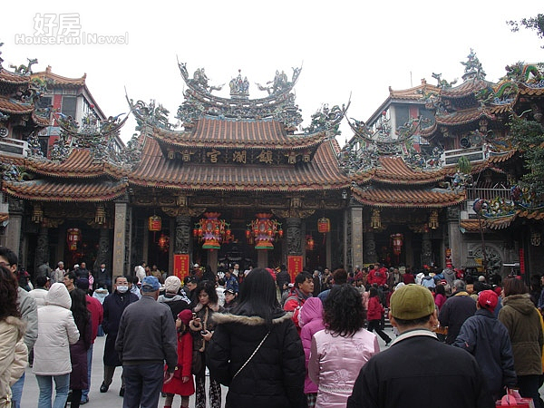 大甲鎮瀾宮媽祖神威顯赫，春節期間百萬遊客湧進拜拜，並參觀花燈，地方繁榮，商家收益豐。〔記者陳榮昌／攝〕