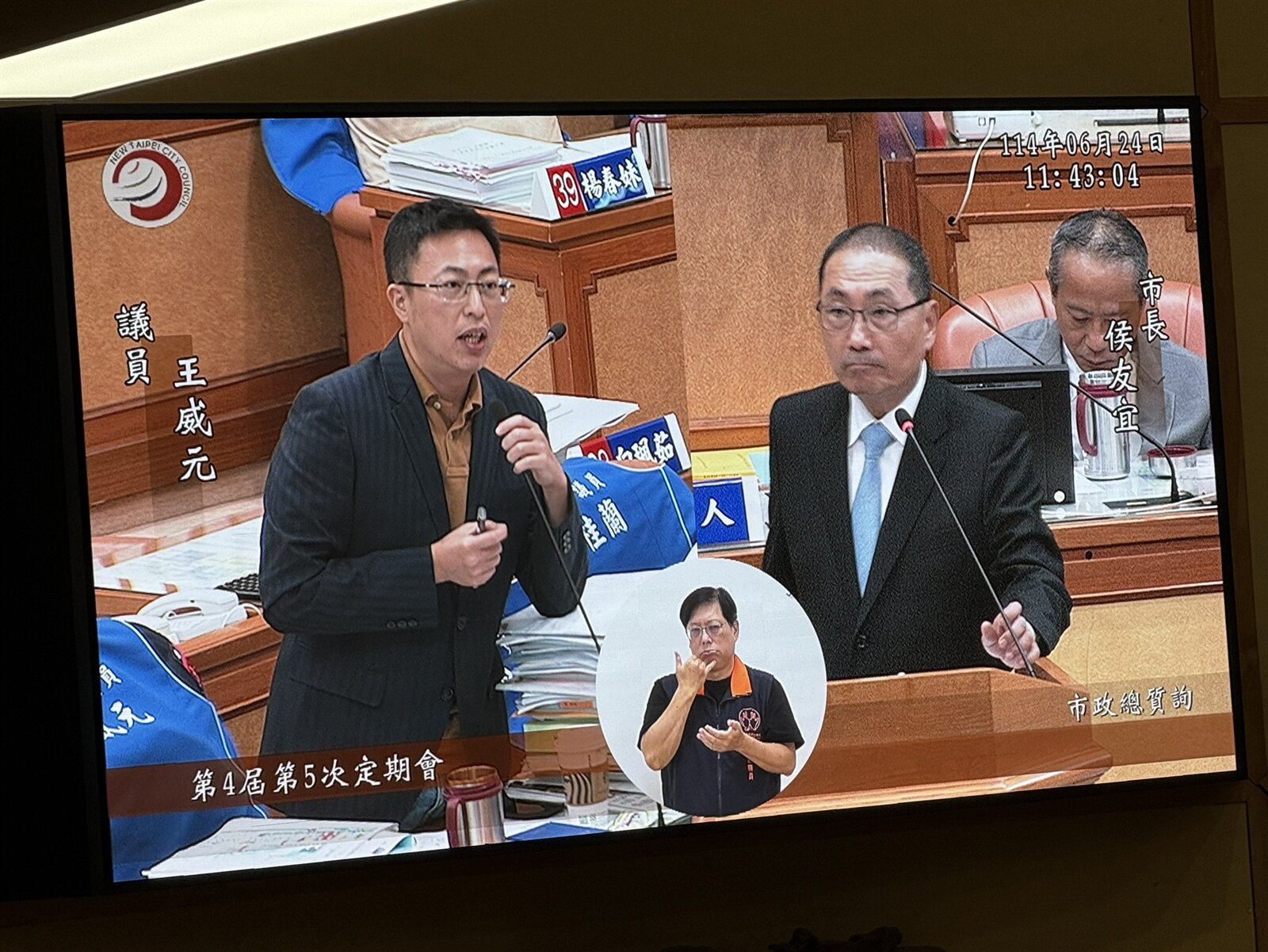 新北市議員王威元關心三重圖書館進度。記者葉德正／攝影 